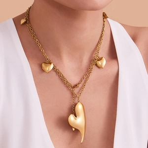 Collier double couche en acier inoxydable plaqué or 18k avec pendentifs cœurs
