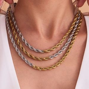 Collier à trois couches en acier inoxydable avec chaînes torsadées tons or et argent