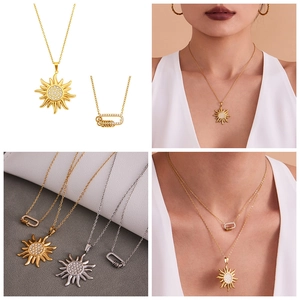 Détails du collier avec pendentif soleil et mousqueton serti de zircons 5A brillants