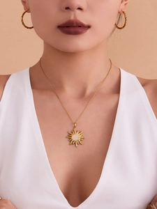 Détail du collier pendentif soleil plaqué or 18 carats et créoles torsadées sur mannequin