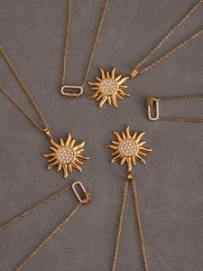 Vue macro détaillée de pendentifs soleil plaqués or 18k et colliers en zircone chic