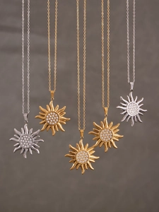 Détail de pendentifs en forme de soleil avec zircons brillants et placage en or 18k