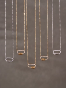 Détail de pendentifs soleil en zircon 5A or et argent avec chaînes maille forçat
