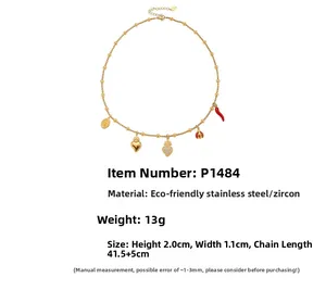 Détail du collier en acier doré avec breloques cœur et zircon, longueur 41,5+5cm