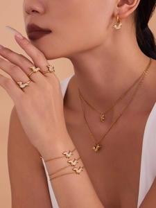 Dettaglio del set di gioielli bassotto placcato oro 18k con zirconi indossato da una modella