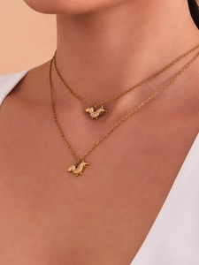 Collana a doppio strato dorata con ciondoli a forma di bassotto con diamanti
