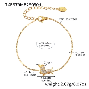 Dettaglio del bracciale cane placcato oro 18k con zirconi e targhetta in acciaio