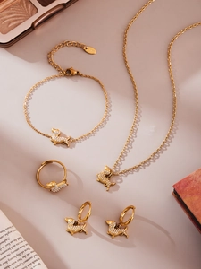 Dettaglio set gioielli bassotto in acciaio placcato oro 18k con pietre di zircone cubico