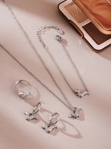 Dettaglio del set gioielli bassotto in argento sterling S925 con zirconi cubici