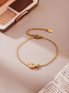 Dettaglio di un bracciale bassotto placcato oro 18k con zirconi brillanti e chiusura a moschettone