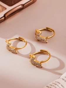 Vista dettagliata di tre anelli bassotto placcati oro 18k con cristalli di zirconia
