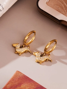 Dettaglio di orecchini a forma di bassotto con strass brillanti in oro
