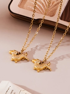 Dettaglio di due collane a bassotto con pavé di zirconi e placcatura in oro 18k