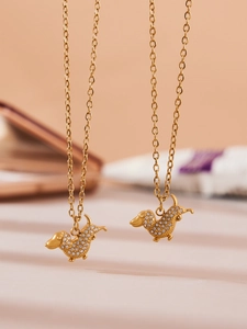 Dettaglio collana con pendente a bassotto placcato oro 18k e pavé di zirconi bianchi