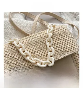 Gros plan détaillé de la texture en paille tressée avec chaîne acrylique et cuir