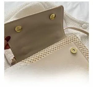 Vue détaillée du sac tissé avec double boucle magnétique dorée et doublure en PU doux