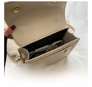Détail intérieur du sac tissé montrant le rangement du téléphone et le fermoir