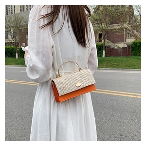 Sac bandoulière orange en similicuir avec rabat tissé et chaîne dorée élégante