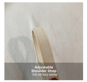 Détail de la bandoulière réglable en cuir crème avec des coutures de précision
