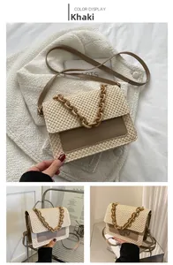 Détail du sac bandoulière en paille kaki avec chaîne en plastique et finition PU