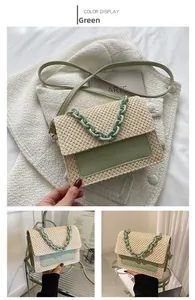 Détails d'un sac bandoulière en paille verte avec chaîne en plastique et patch cuir