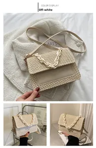 Détail du sac bandoulière en paille blanc cassé avec rabat en PU et poignée à chaîne
