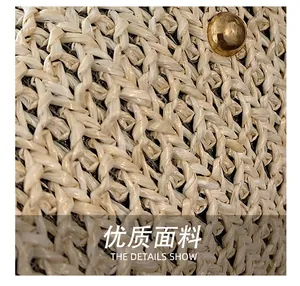 Vue macro de la texture en paille tressée beige et du rivet en métal doré décoratif