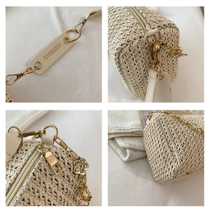 Détails du sac en paille avec chaîne dorée, fermeture éclair et pendentif floral