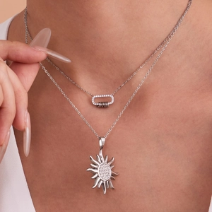 Collier double couche en acier inoxydable avec soleil en zircon 5A et pendentif rectangle