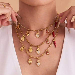 Collier doré à trois rangs avec pendentifs cœur, coccinelle en zircon et médaille