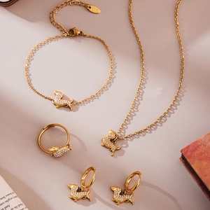 Set di gioielli bassotto in acciaio placcato oro 18K con cristalli di zircone lucidi