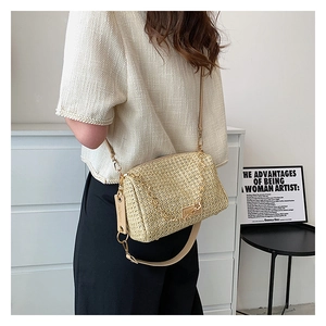 Détail du sac bandoulière tissé avec doubles sangles et étiquette en cuir