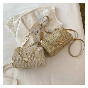 Détails des sacs en paille tressée crème et marron clair avec chaînes en trèfle doré