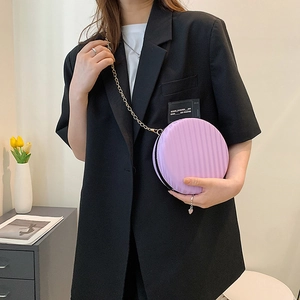 Sac rond lavande à chaîne avec texture verticale présenté sur un mannequin femme