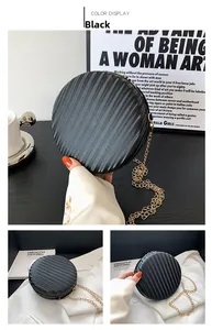 Vue détaillée du sac bandoulière rond noir avec texture plissée et chaîne dorée