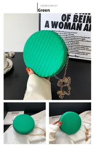 Vue détaillée du sac rond vert avec coque texturée et bandoulière en chaîne dorée