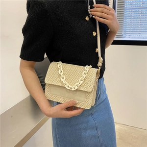 Sac fourre-tout en paille tissée avec bordure en cuir crème et chaîne blanche chic