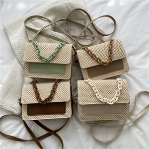 Sac fourre-tout tissé avec chaîne et bandoulière en quatre couleurs tendance