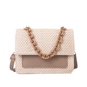 Sac fourre-tout en paille avec rabat en cuir kaki et chaîne décorative sur fond blanc
