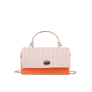 Sac à bandoulière en paille orange et beige avec poignée dorée et chaîne élégante