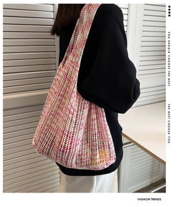 Detail einer bunten Häkel-Netztasche mit modischem durchbrochenem Strickmuster