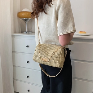 Sac bandoulière tissé beige avec chaîne florale dorée et bandoulière en cuir