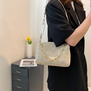 Sac bandoulière tissé crème chic avec chaîne florale dorée pour la mode estivale