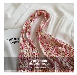 Detailaufnahme eines breiten, bequemen Schultergurts aus buntem Strickgewebe