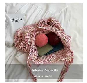Detailaufnahme der geräumigen Innenkapazität dieser rosa-gelben gewebten Netztasche
