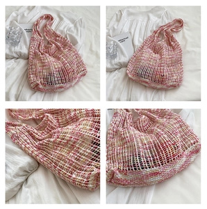 Detail der rosa-gelben Stricktasche mit hohler Netzstruktur und Webeffekt