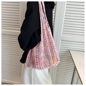 Detail der handgefertigten rosa-weißen Strick-Schultertasche mit grober Netzstruktur