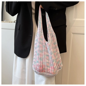 Detailaufnahme der mehrfarbigen Stricktasche mit Fokus auf die gewebte Netzstruktur