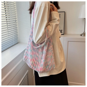 Detailaufnahme der rosa-blauen Häkel-Netztasche mit gewebtem Schultergurt im Mesh-Design