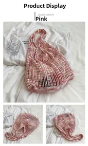 Detailansicht der rosa gehäkelten Netztasche mit Fokus auf Webmuster und Textur-Details